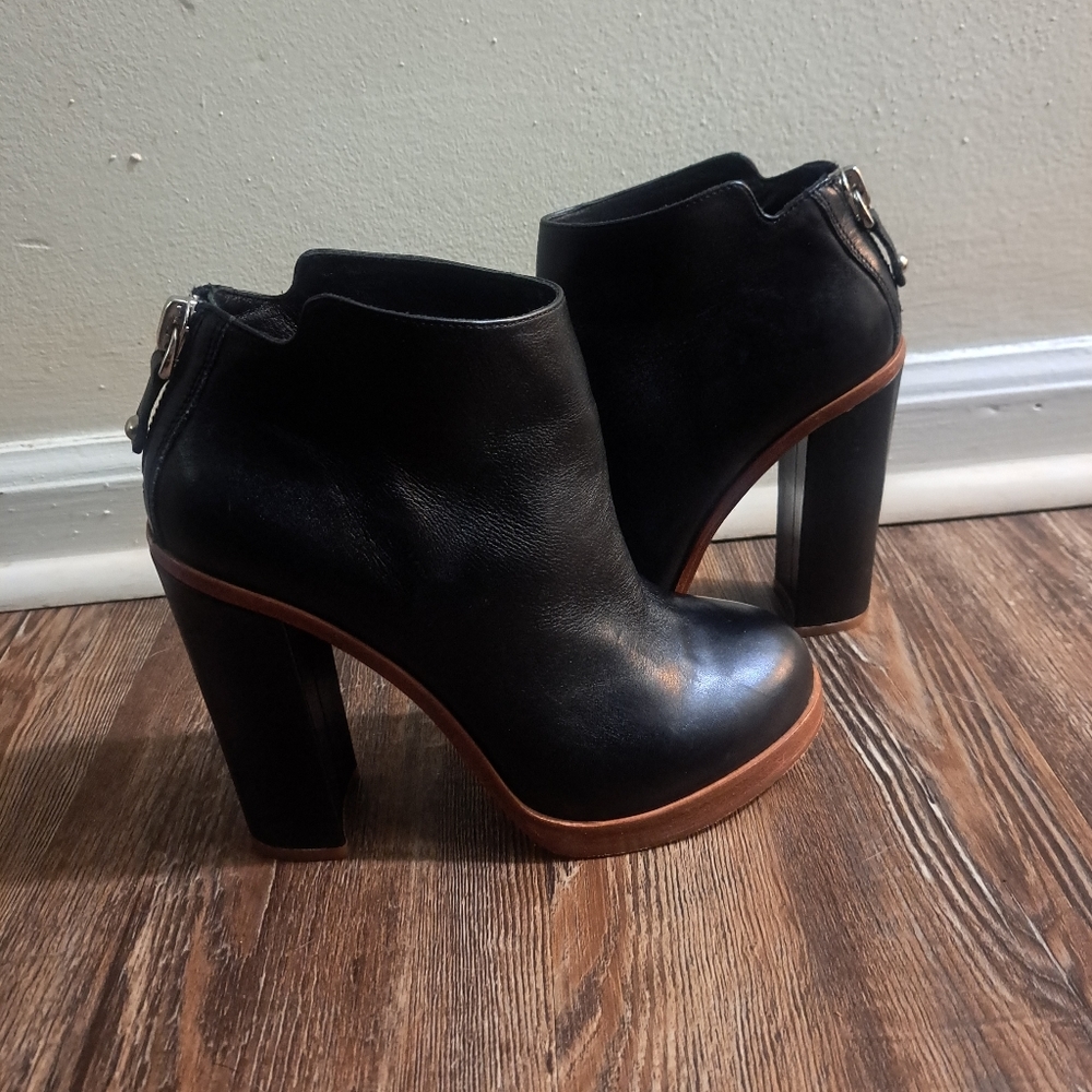 Dolce Vita Nissa Bootie size 8.5 (RUNS SMALL)